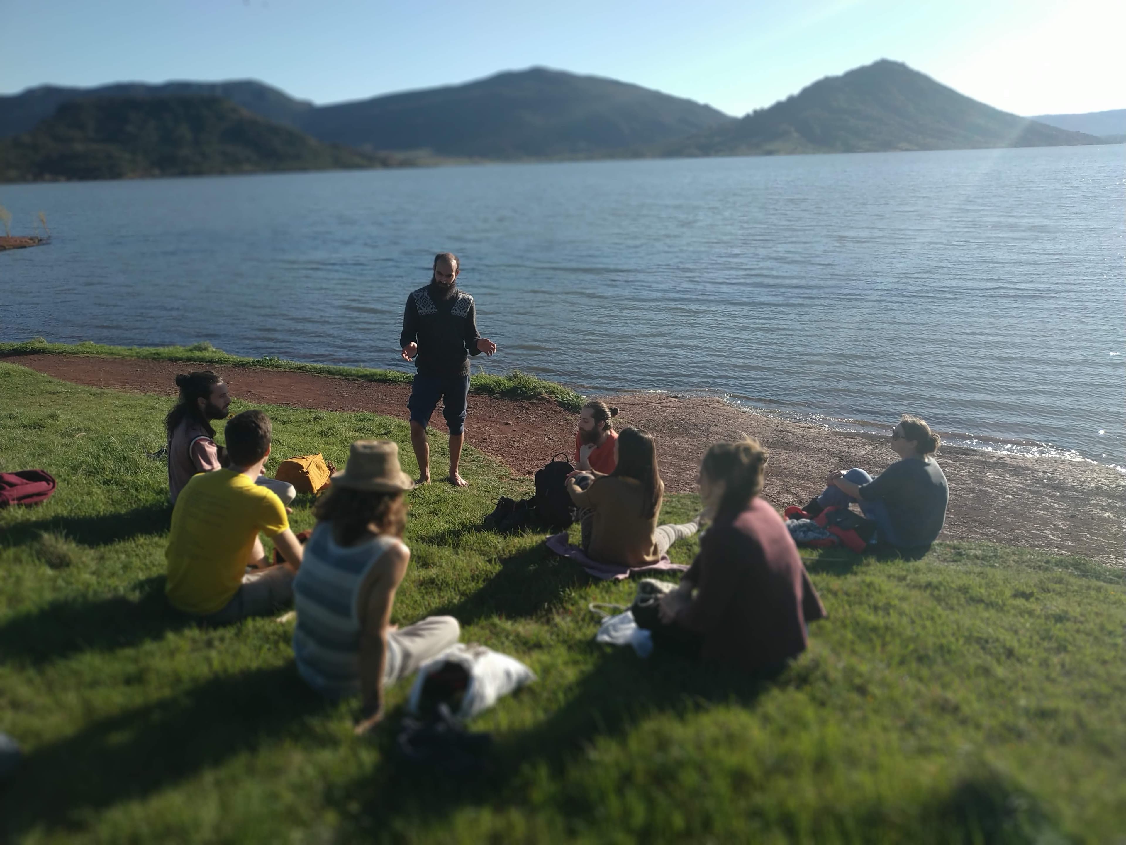 Un cours collectif au bord d'un lac